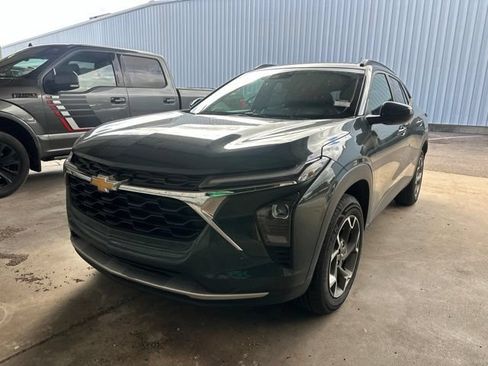 Used 2025 Chevrolet Trax LT FWD image 17