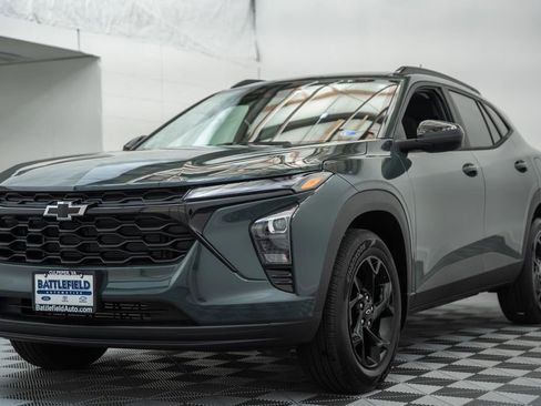 New 2026 Chevrolet Trax LT w/ Sunroof Package FWD image 3