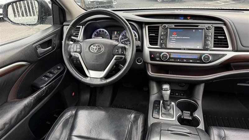 Used 2015 Toyota Highlander Limited Platinum AWD/4WD image 12