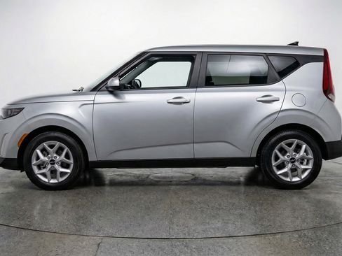 Used 2025 Kia Soul LX w/ LX Technology Package image 5