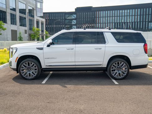 Used 2025 GMC Yukon XL Denali Ultimate AWD/4WD image 2
