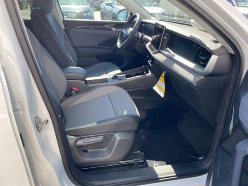 New 2025 Volkswagen Tiguan SE image 46