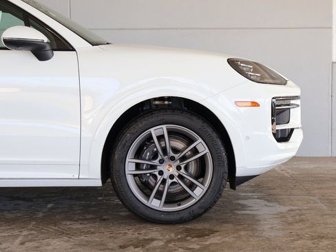 New 2025 Porsche Cayenne image 10