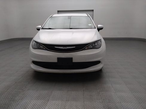 Used 2022 Chrysler Voyager LX image 15