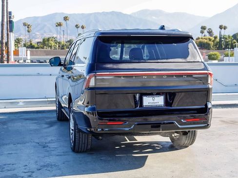 Used 2025 Lincoln Navigator Reserve AWD/4WD image 7