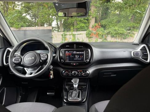 Used 2025 Kia Soul LX w/ LX Technology Package FWD image 31