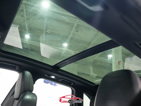 Used 2017 Porsche Cayenne Platinum Edition w/ Premium Package (PJV) image 38