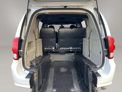 Used 2019 Dodge Grand Caravan SE FWD image 24