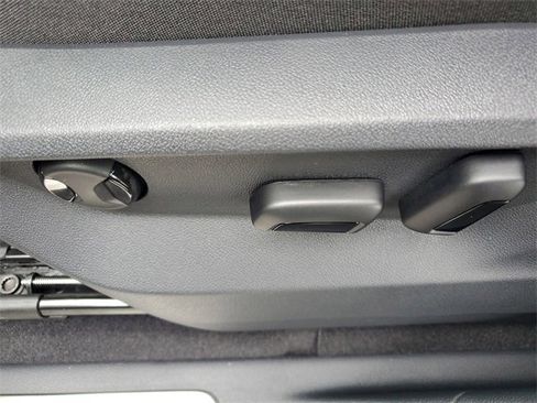 Certified 2025 Volkswagen Atlas Cross Sport SE w/ Panoramic Sunroof Package image 19