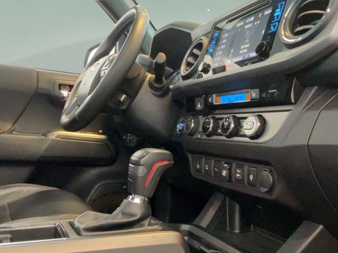Used 2018 Toyota Tacoma TRD Off-Road AWD/4WD image 34