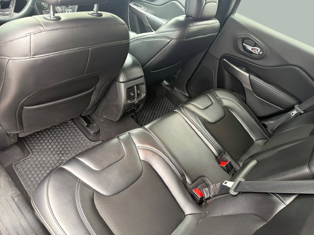 Used 2019 Jeep Cherokee Latitude Plus w/ Comfort/Convenience Group AWD/4WD image 12