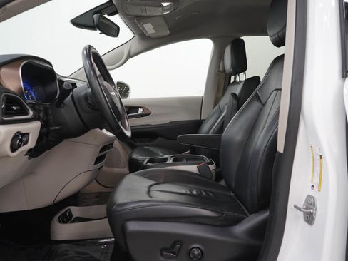 Used 2018 Chrysler Pacifica Touring-L w/ Tire & Wheel Group FWD image 21