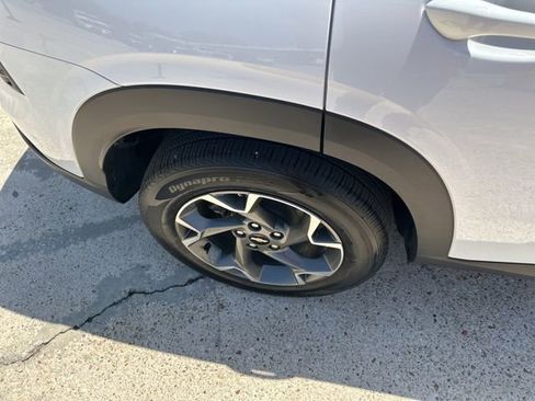 Used 2025 Chevrolet Trax LT w/ LT Convenience Package image 16