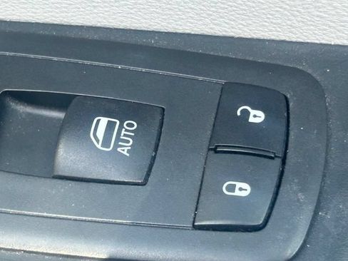 Used 2017 Chrysler Pacifica Touring-L FWD image 37
