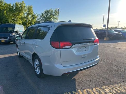 Used 2017 Chrysler Pacifica Touring-L w/ Tire & Wheel Group FWD image 4