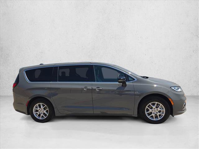 Used 2025 Chrysler Pacifica Select FWD image 4