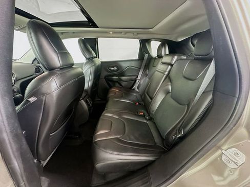 Used 2019 Jeep Cherokee Trailhawk image 25