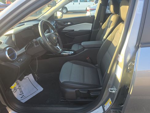 Used 2025 Chevrolet Trax LT w/ LT Convenience Package FWD image 14