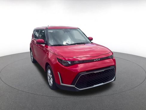 Used 2025 Kia Soul LX w/ LX Technology Package FWD image 2