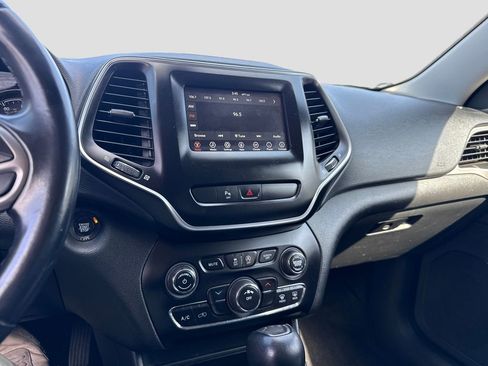 Used 2019 Jeep Cherokee Latitude Plus AWD/4WD image 18