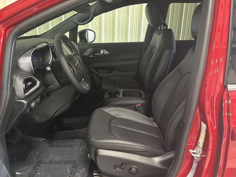New 2026 Chrysler Pacifica Select image 15