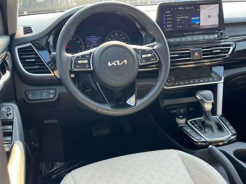 Used 2023 Kia Seltos EX AWD/4WD image 2