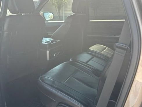 Used 2018 Ford Expedition XLT w/ Equipment Group 202A AWD/4WD image 33