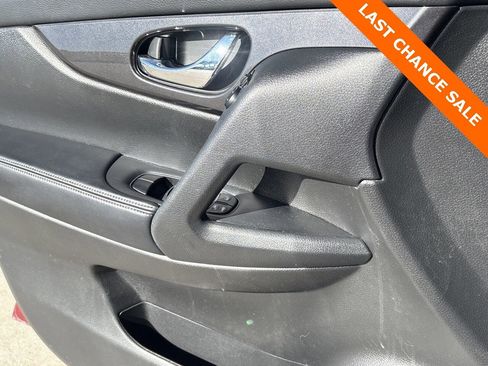 Used 2020 Nissan Rogue SV image 29