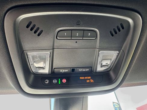 Used 2023 Chevrolet Traverse LT image 33