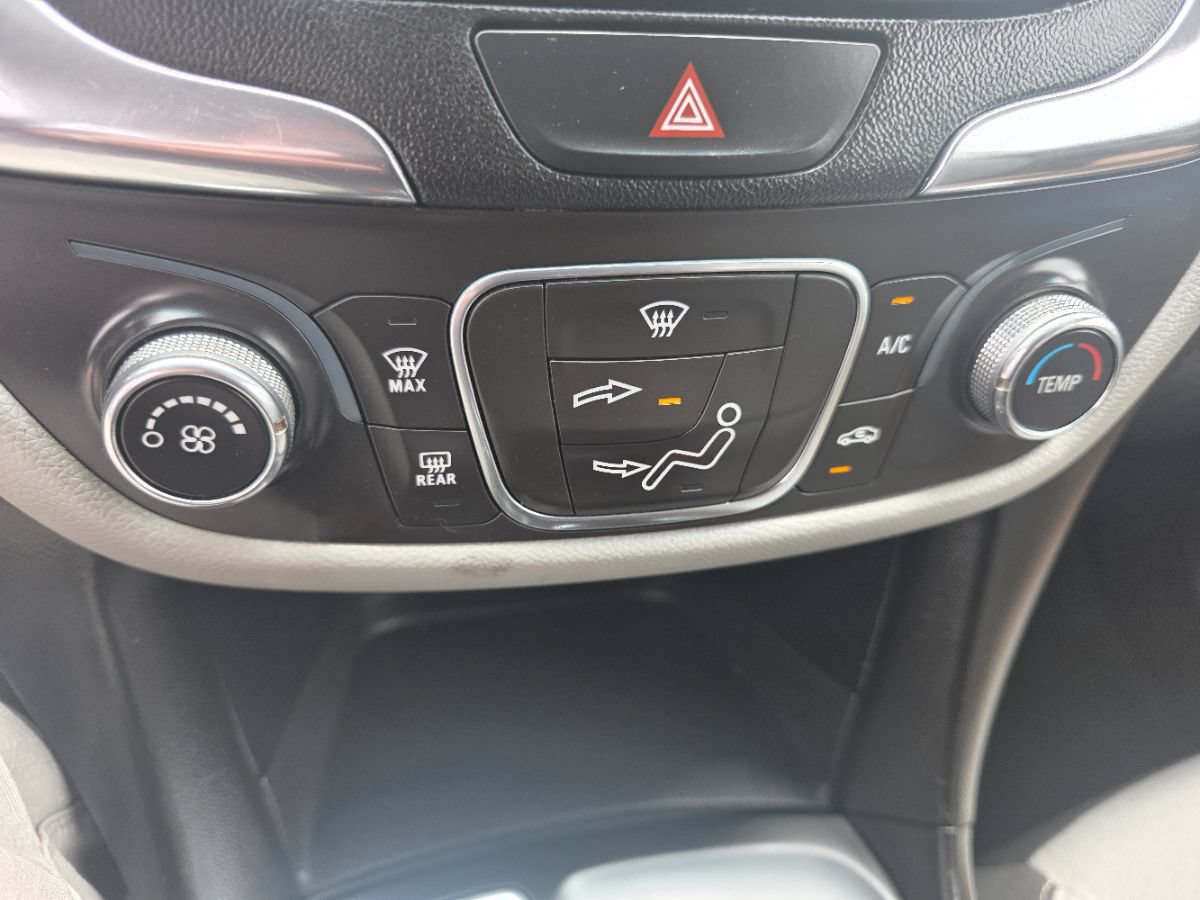 Used 2018 Chevrolet Equinox LT FWD image 39