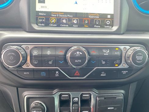 Used 2021 Jeep Wrangler Unlimited Rubicon 4xe w/ Cold Weather Group AWD/4WD image 17