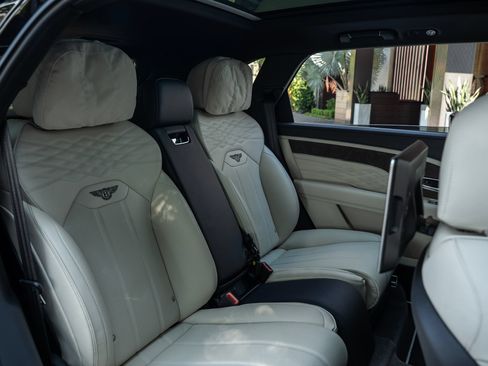 Used 2023 Bentley Bentayga Extended Wheelbase AWD/4WD image 20