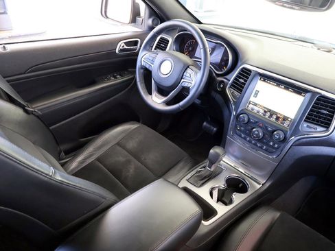Used 2018 Jeep Grand Cherokee Altitude RWD image 15