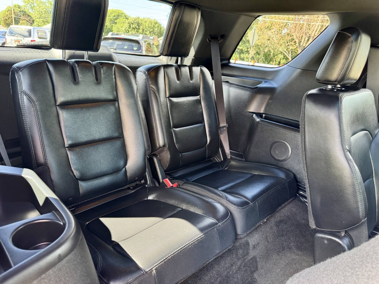 Used 2017 Ford Explorer XLT w/ Equipment Group 202A AWD/4WD image 28