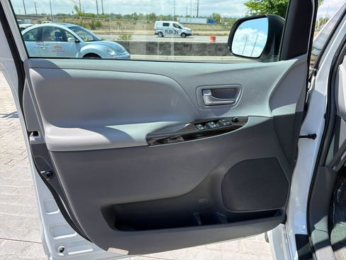 Used 2019 Toyota Sienna XLE Premium w/ Outdoor Package AWD/4WD image 10