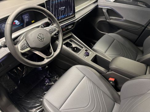 New 2026 Volkswagen Tiguan SE FWD image 9