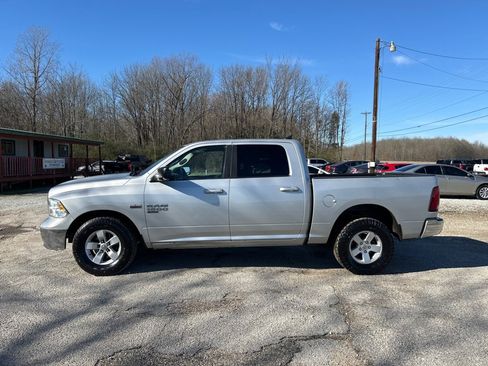 Used 2019 RAM 1500 Classic SLT w/ Luxury Group image 5