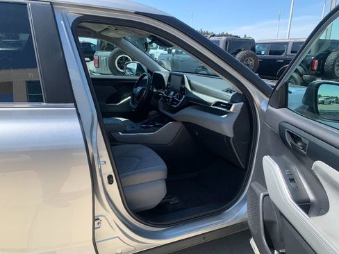 Used 2023 Toyota Highlander LE image 33