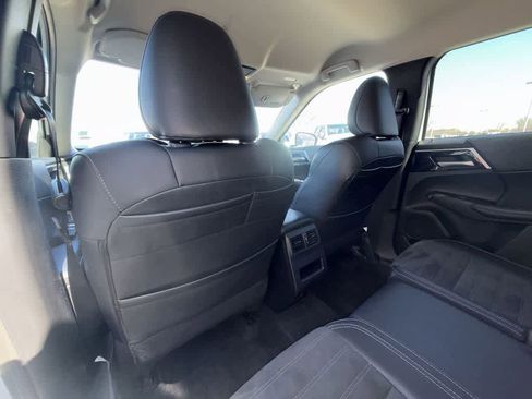 Used 2024 Mitsubishi Outlander SE image 9