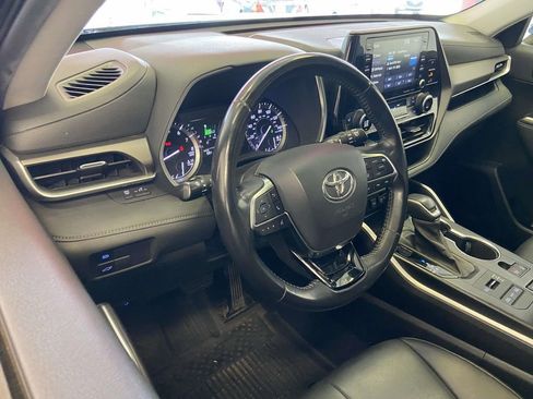 Used 2020 Toyota Highlander XLE image 12