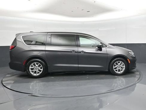 Used 2023 Chrysler Pacifica Touring-L FWD image 2