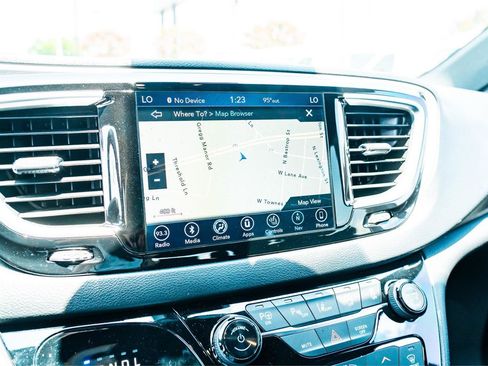 Used 2019 Chrysler Pacifica Touring-L FWD image 18