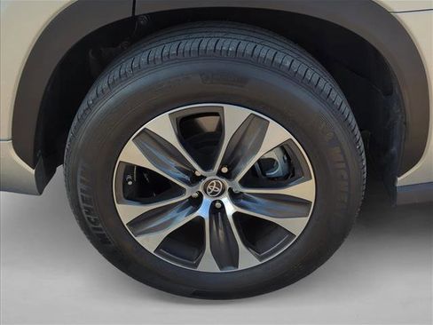 Used 2023 Toyota Highlander XLE FWD image 6