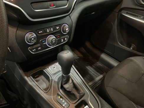 Used 2019 Jeep Cherokee Latitude w/ Popular Appearance Group image 11