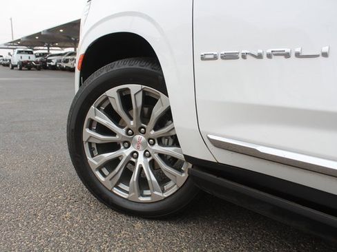 Used 2022 GMC Yukon Denali w/ Denali Premium Package image 12