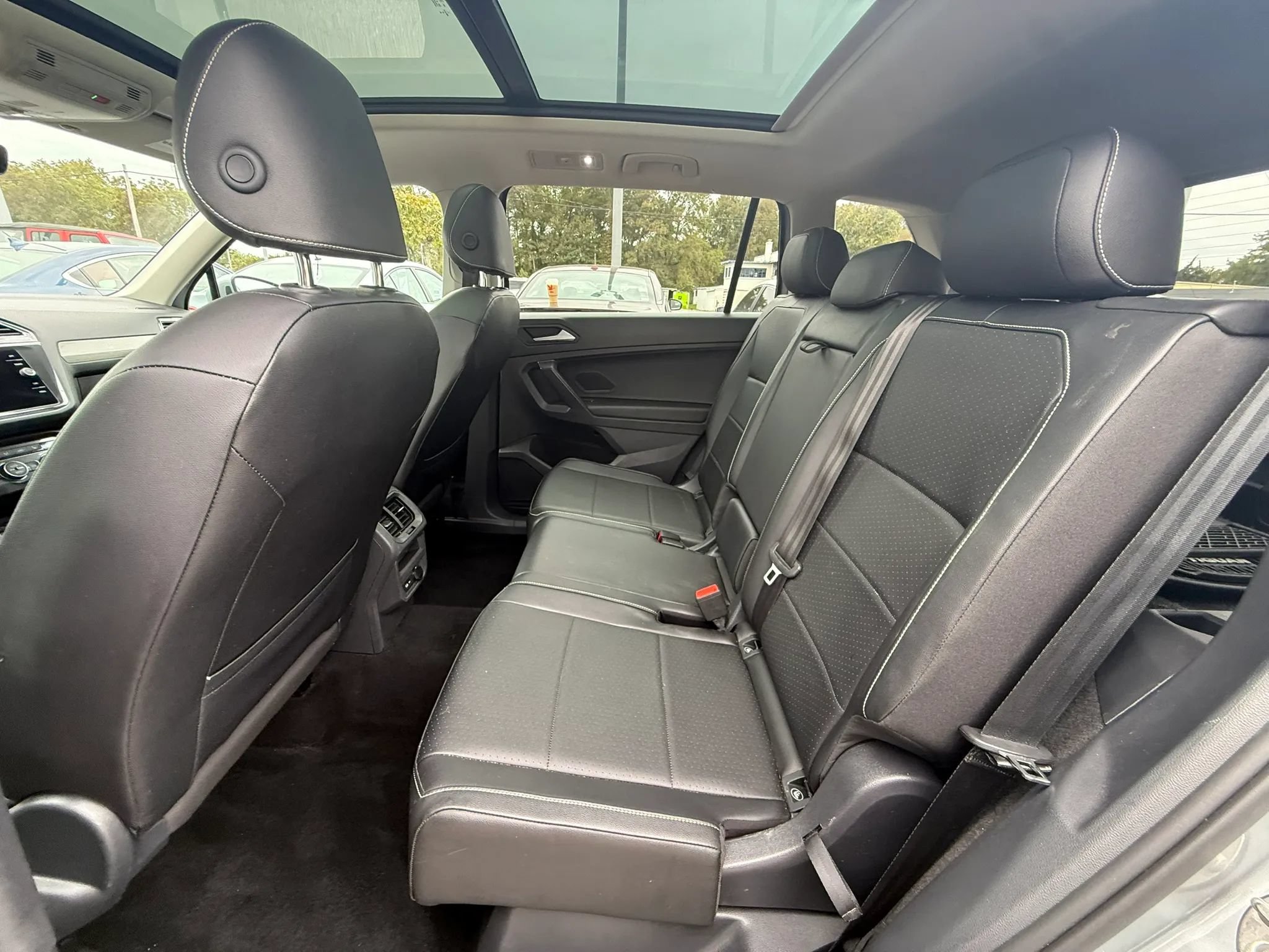 Used 2021 Volkswagen Tiguan SE w/ Panoramic Sunroof Package FWD image 19