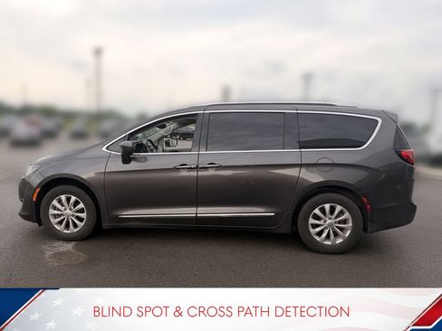 Used 2019 Chrysler Pacifica Touring-L FWD image 7