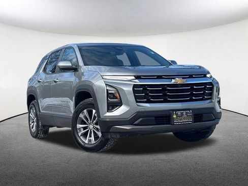 Used 2025 Chevrolet Equinox LT w/ Safety and Technology Package image 2