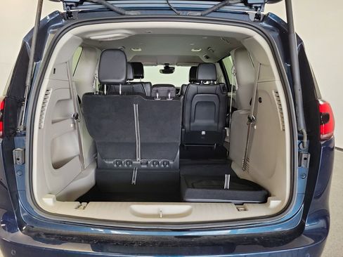 Used 2024 Chrysler Pacifica Touring-L FWD image 25