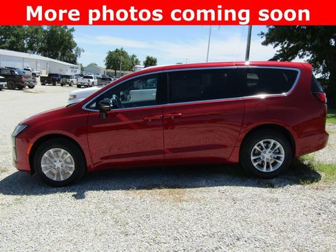 New 2027 Chrysler Pacifica Select AWD/4WD image 2